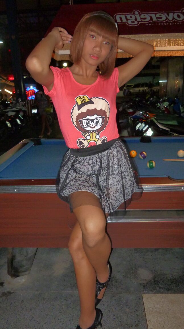 17P Ladyboy asiatique aux cheveux roux se lève pour montrer une bite dans un lieu public