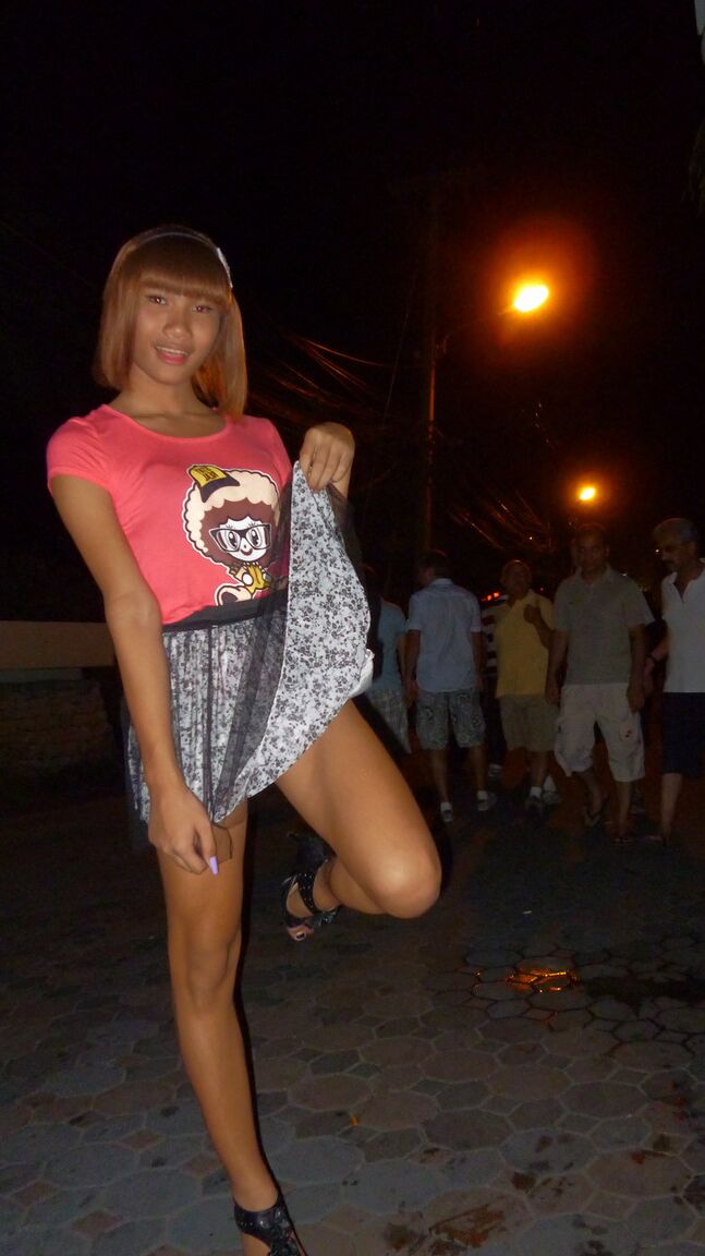 17P Ladyboy asiatique aux cheveux roux se lève pour montrer une bite dans un lieu public