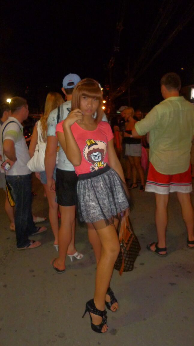 17P Ladyboy asiatique aux cheveux roux se lève pour montrer une bite dans un lieu public