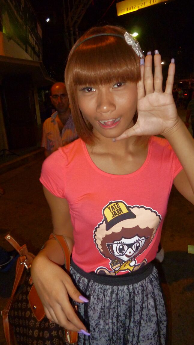 17P Ladyboy asiatique aux cheveux roux se lève pour montrer une bite dans un lieu public