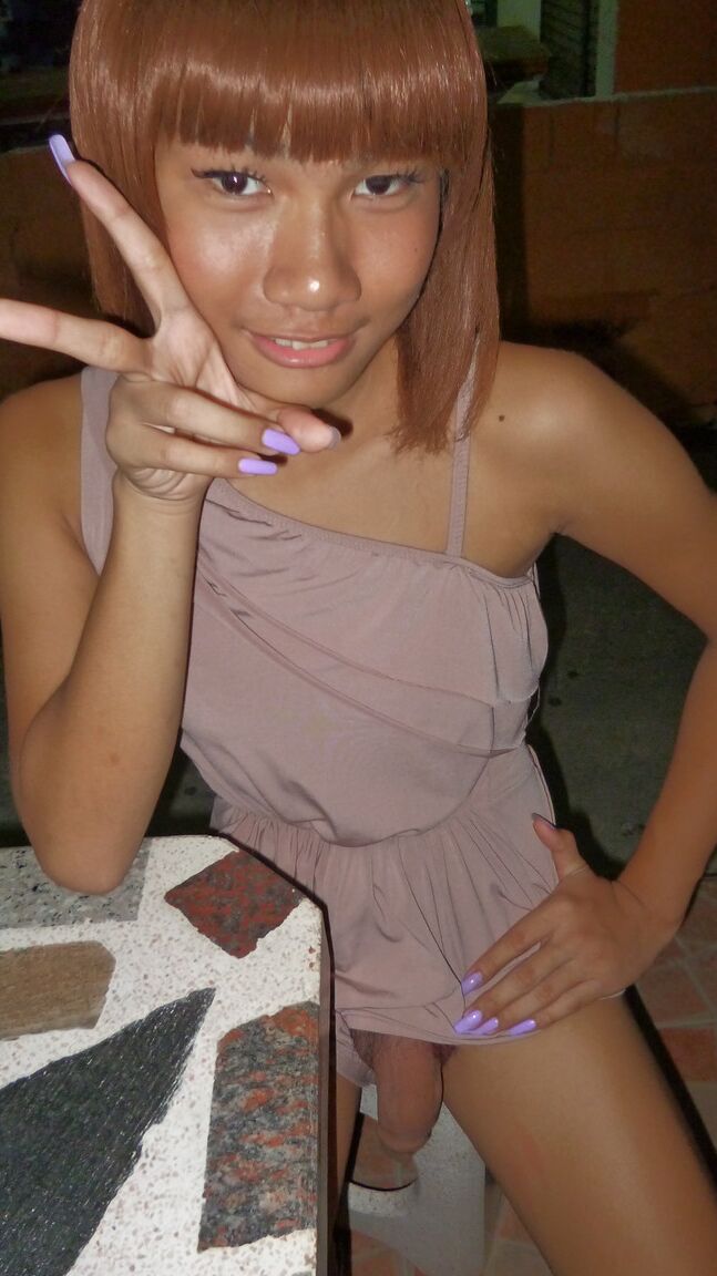 17P Ladyboy asiatique aux cheveux roux se lève pour montrer une bite dans un lieu public