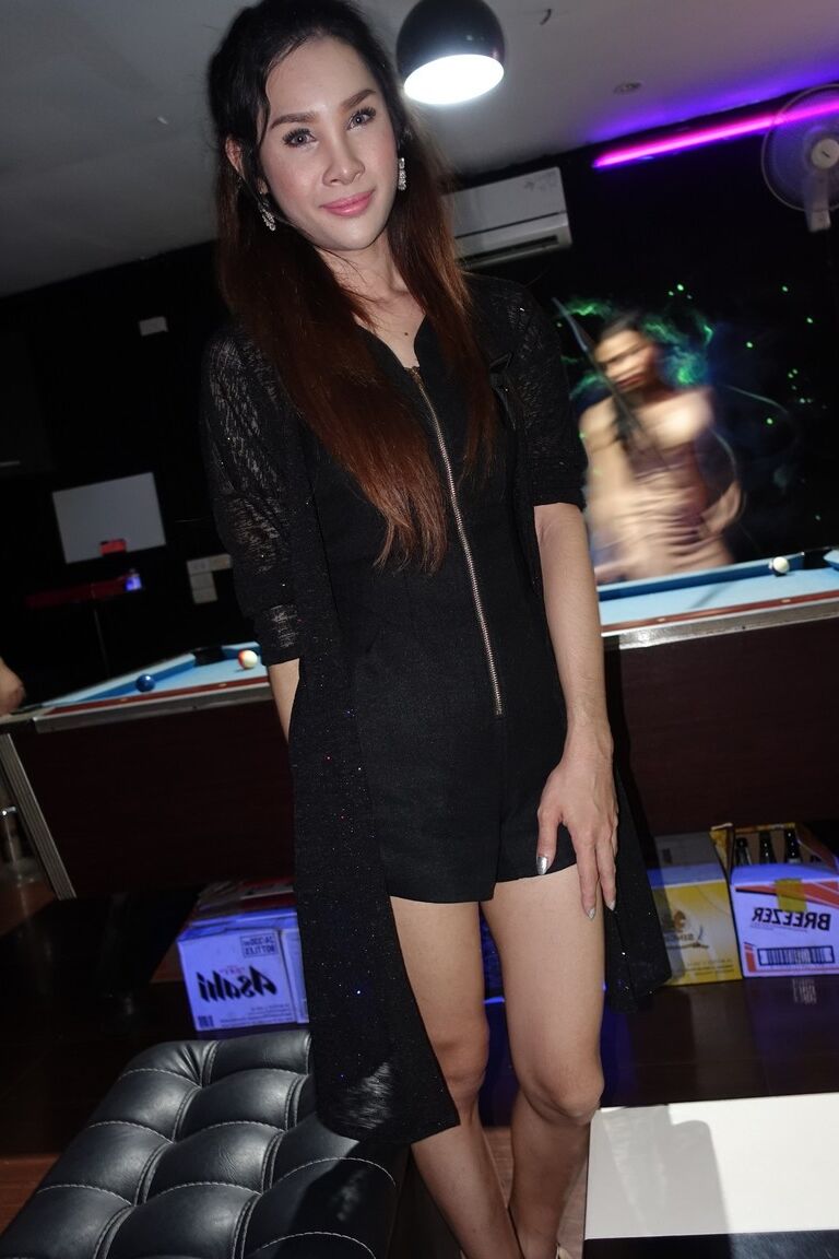 17P Drei Shemale-Huren aus Thailand sind bereit, Schwänze in der örtlichen Bar zu zeigen