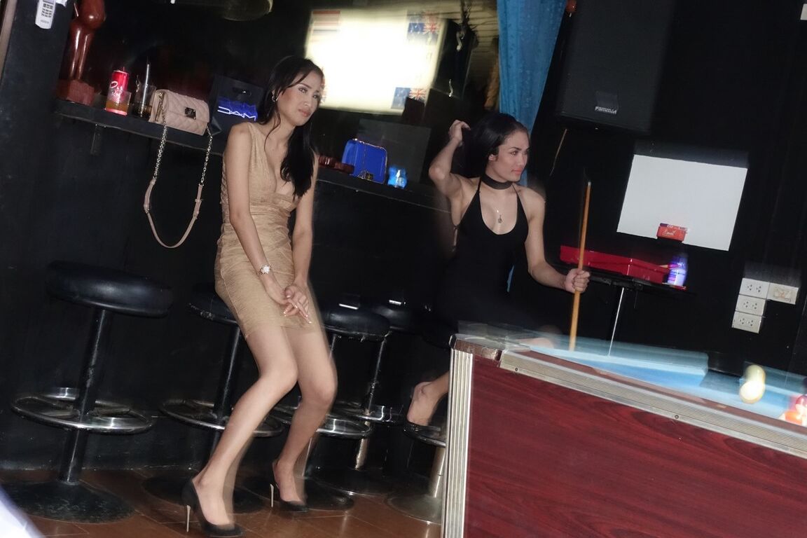 17P Drei Shemale-Huren aus Thailand sind bereit, Schwänze in der örtlichen Bar zu zeigen