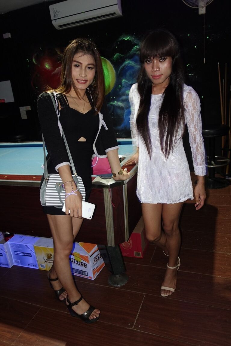 17P Drei Shemale-Huren aus Thailand sind bereit, Schwänze in der örtlichen Bar zu zeigen