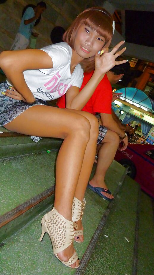 16P Magra travesti asiática Jess posando ao ar livre com saia e salto alto