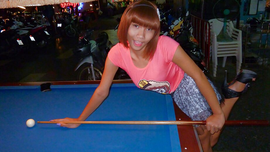 16P Magra travesti asiática Jess posando ao ar livre com saia e salto alto