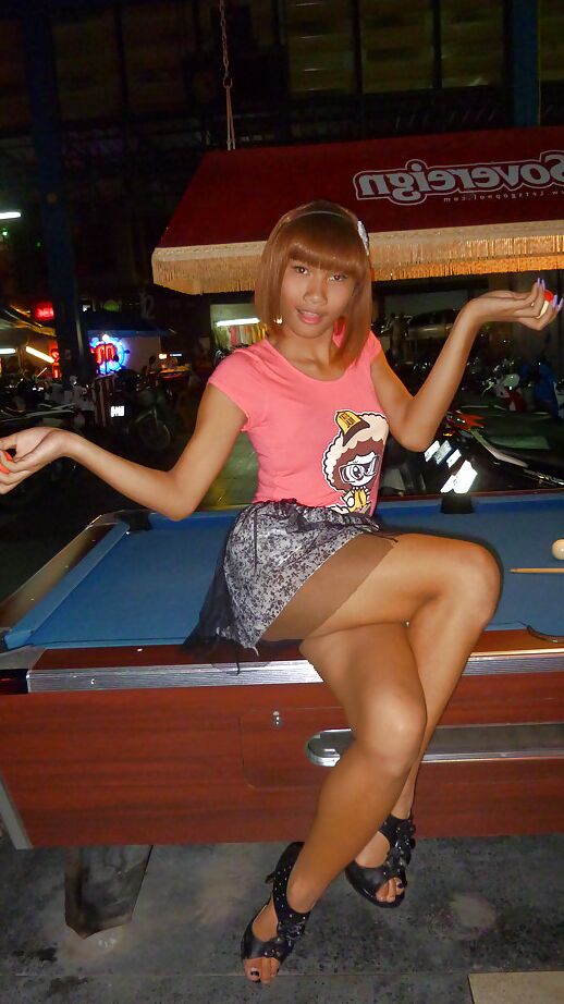 16P Magra travesti asiática Jess posando ao ar livre com saia e salto alto