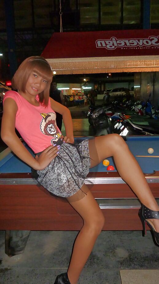 16P Magra travesti asiática Jess posando ao ar livre com saia e salto alto