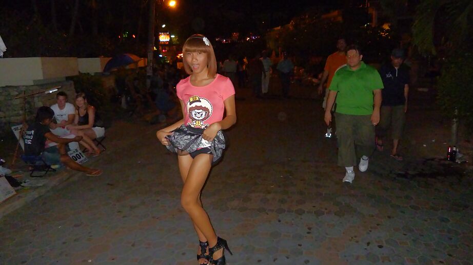 16P Magra travesti asiática Jess posando ao ar livre com saia e salto alto