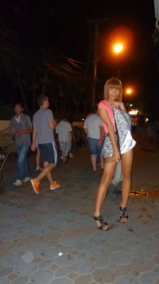16P Magra travesti asiática Jess posando ao ar livre com saia e salto alto