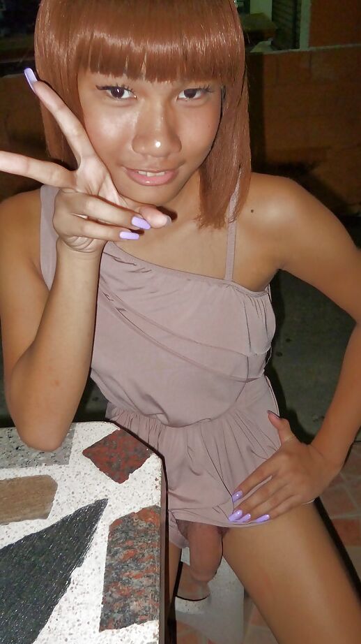 16P Magra travesti asiática Jess posando ao ar livre com saia e salto alto