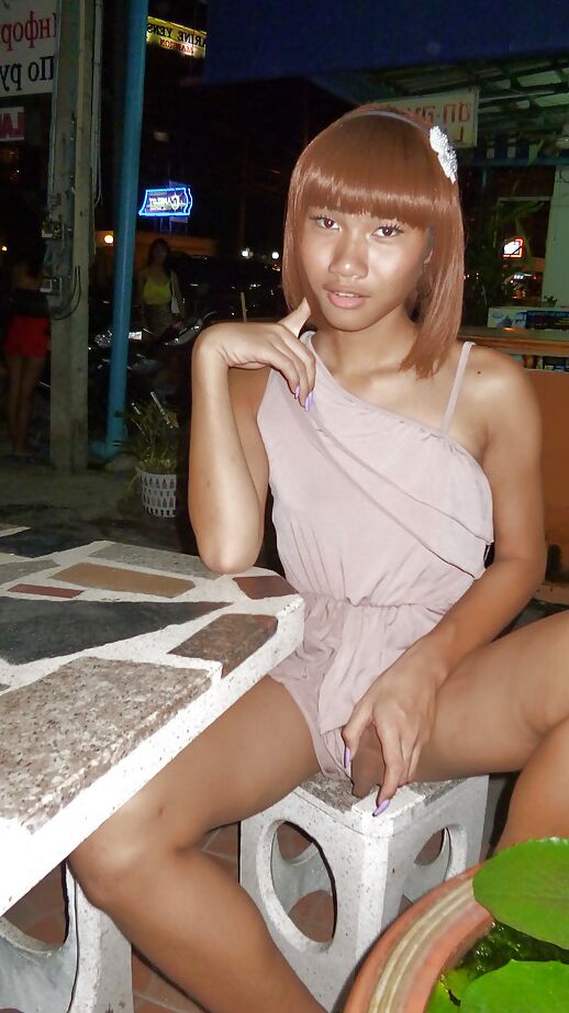 16P Magra travesti asiática Jess posando ao ar livre com saia e salto alto