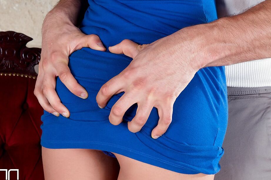 16P La chaude MILF brune Alexa Thomas suce une énorme bite en talons hauts