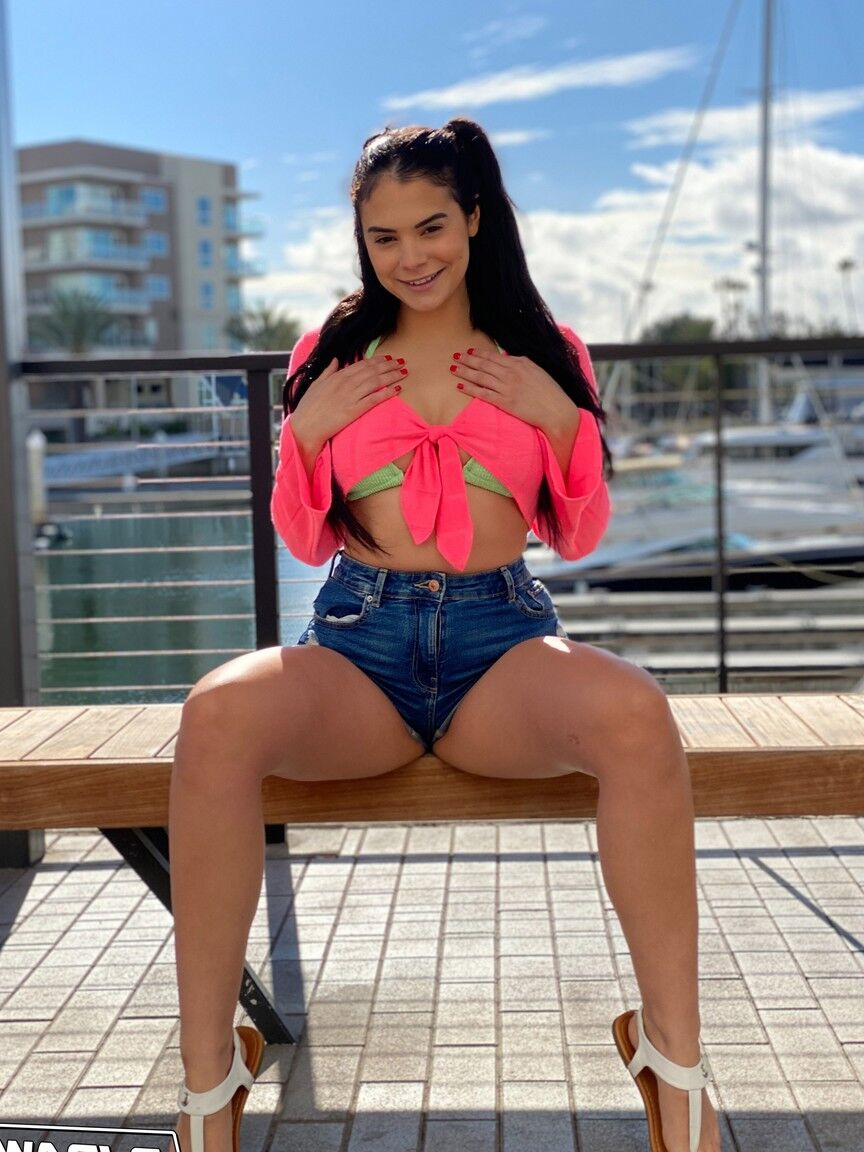 21P Sexy Latina Violet Starr posa de biquíni antes de fazer um boquete