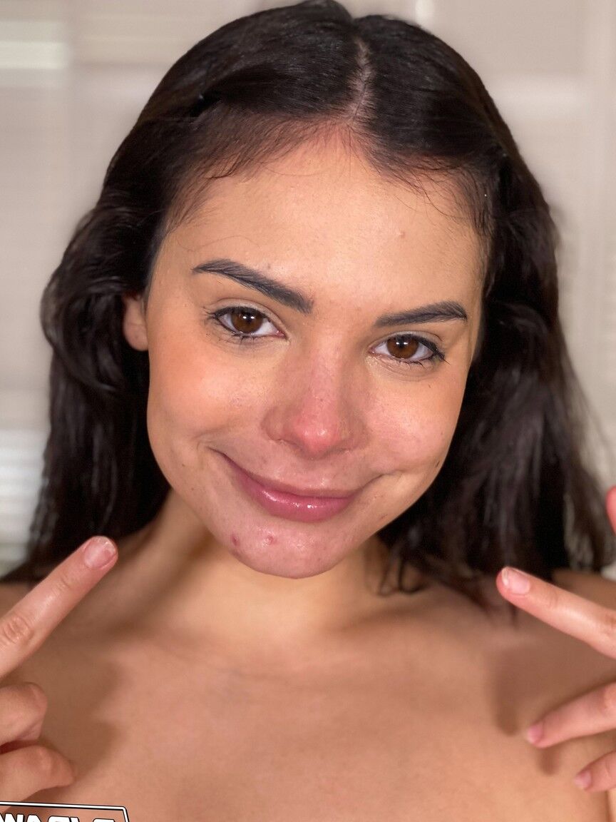 21P Sexy Latina Violet Starr posa de biquíni antes de fazer um boquete