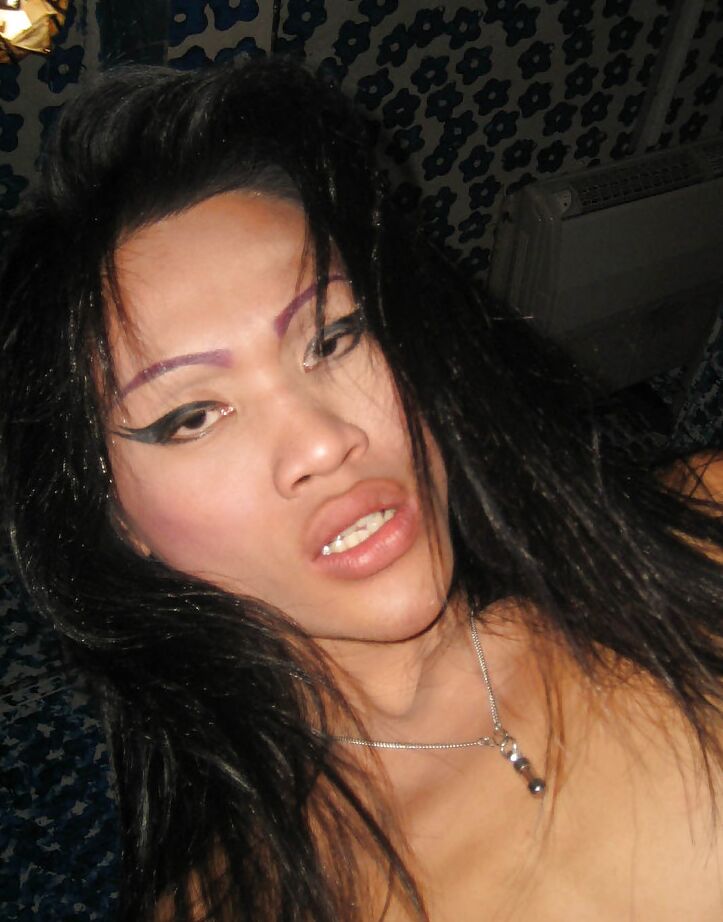 16P Pau grande travesti tailandesa Jenifer chupando um pau e se masturbando