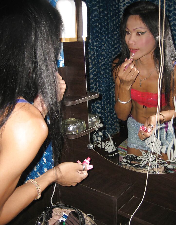 16P Pau grande travesti tailandesa Jenifer chupando um pau e se masturbando