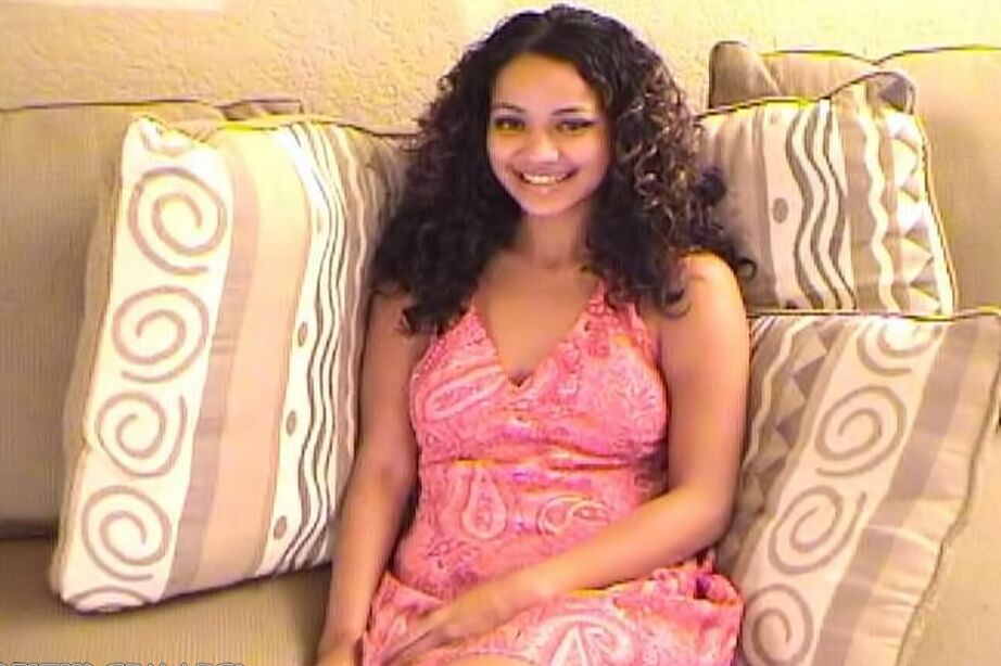 17P Chica latina de pelo rizado Taisja hace una mamada en POV antes de bañarse