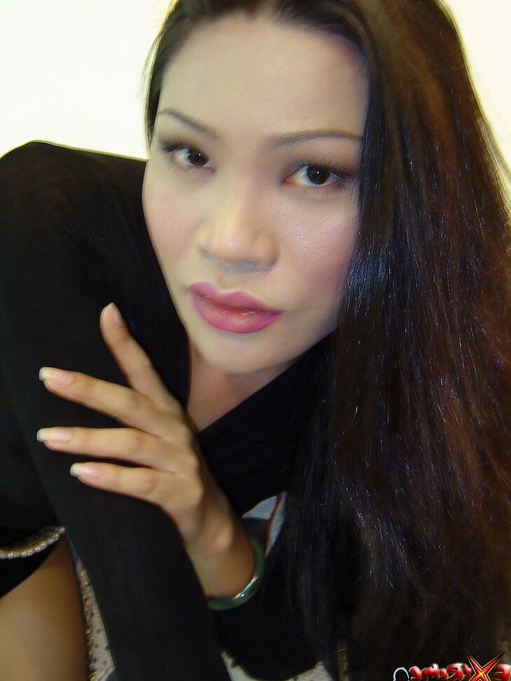 21P Sexy asiatische Shemale Natasha zeigt ihre Fakes und ihren großen Schwanz auf einem Bett