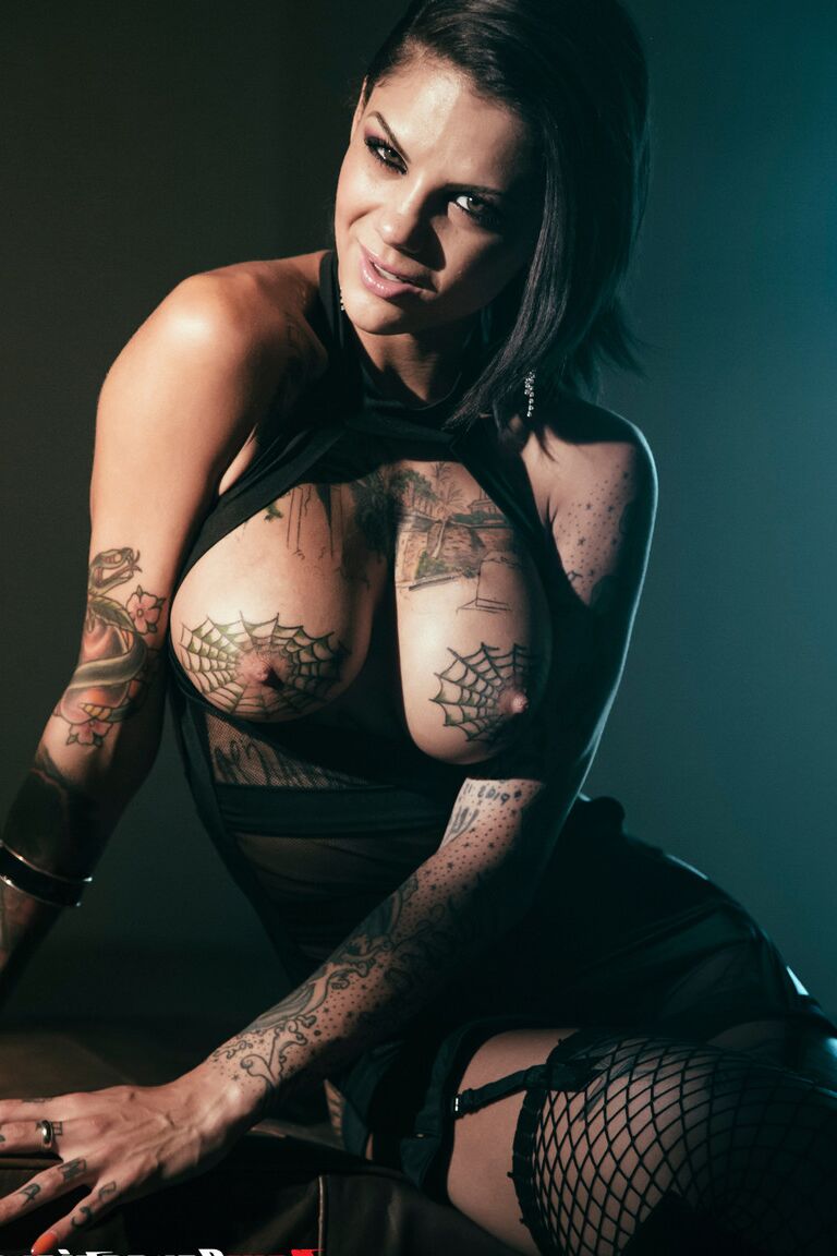 15P Erotic slaves Bonnie Rotten & Zoey Foxx in fishnet stockings taking BSM facial