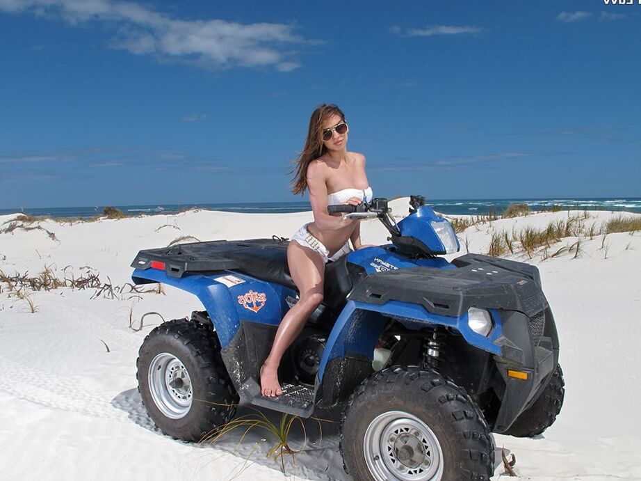 15P Solo girl Sara Luvv displays her phat ass while it is covered in beach sand