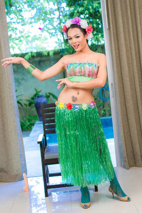 16P Ladyboy Or Hula Pute