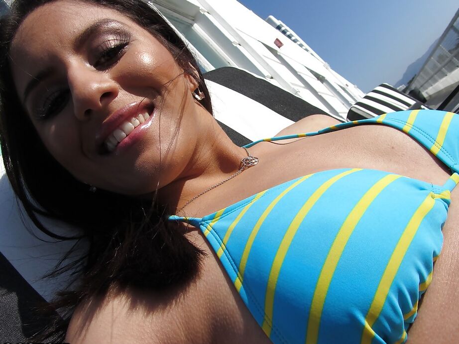 16P, bombasse latina en bikini, Liv Aguilera, écartant les jambes en plein air.