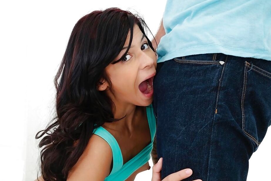 16P Morena Latina adolescente Sadie Pop dando um boquete em um pau grande
