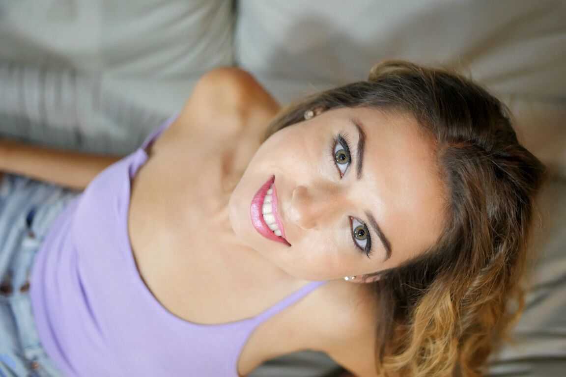 21P La joven latina sonriente Melissa Moore se desnuda y revela su increíble cuerpo
