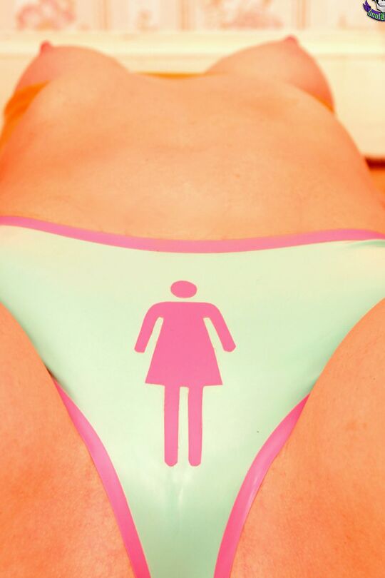 18P Chica encapuchada con cabestro de goma y bragas