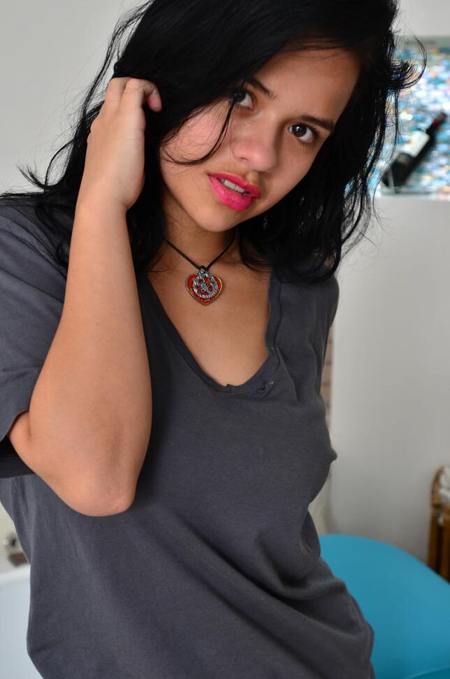 21P Young Latina montre son butin parfait et sa chatte chauve après avoir pris le café du matin