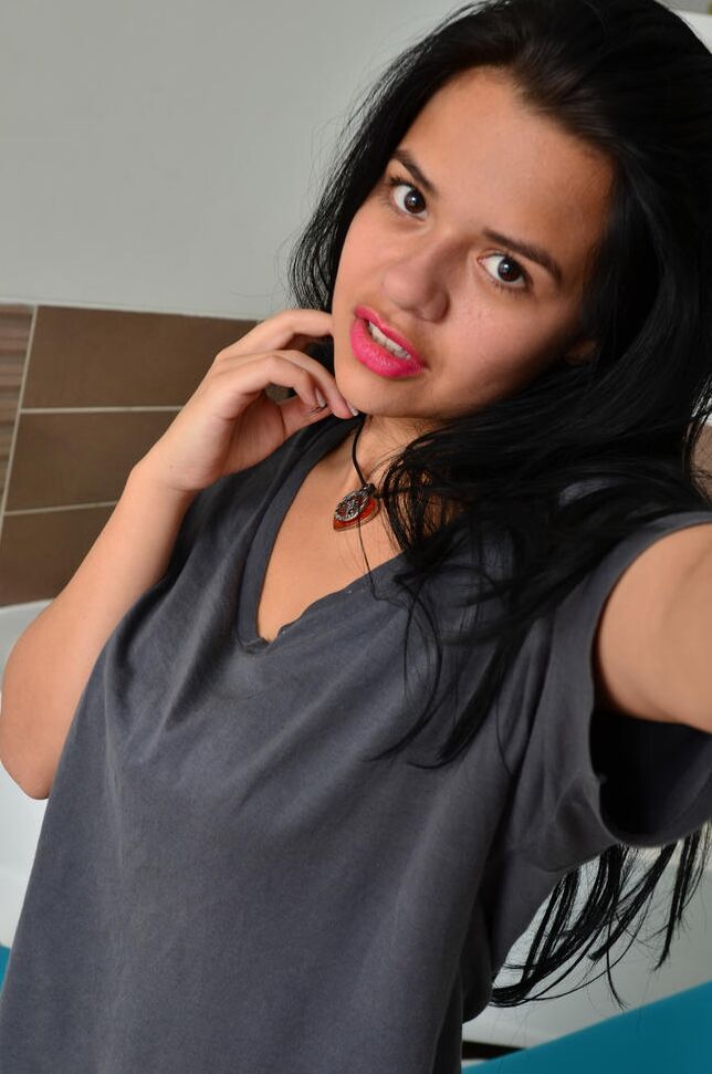 21P Young Latina montre son butin parfait et sa chatte chauve après avoir pris le café du matin