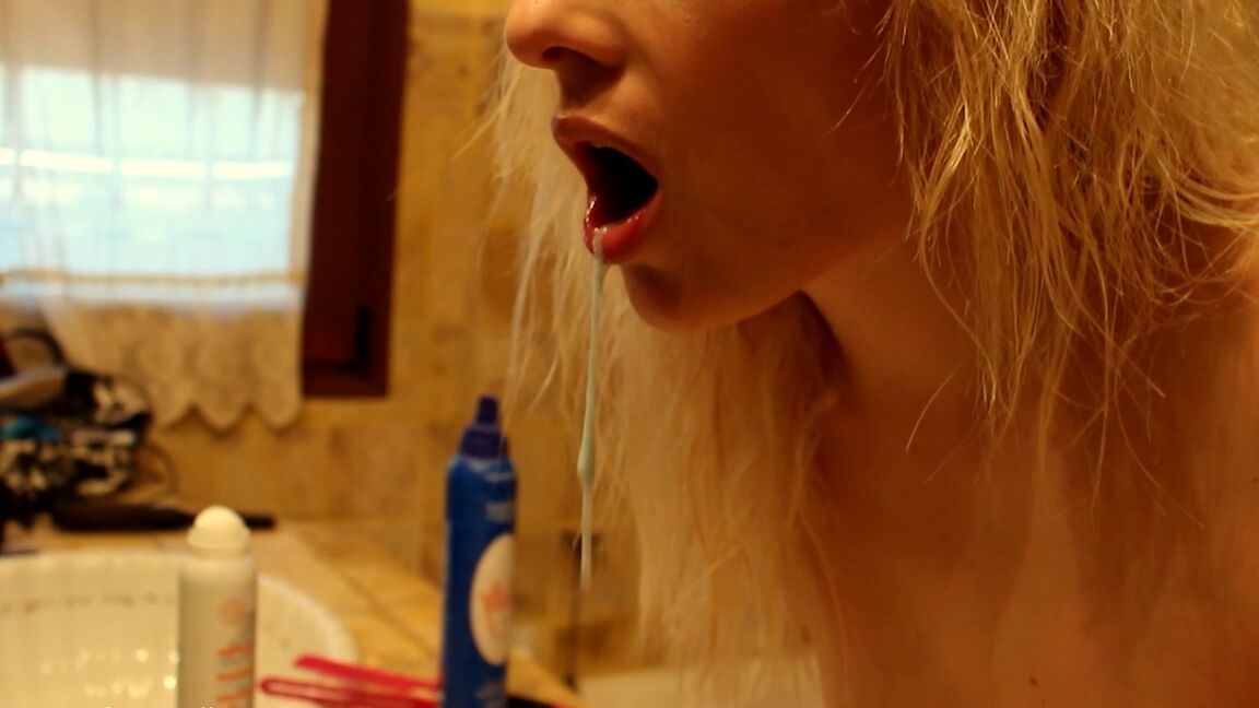 17P MILF húngara excitada en medias Victoria Blonde juega apasionadamente