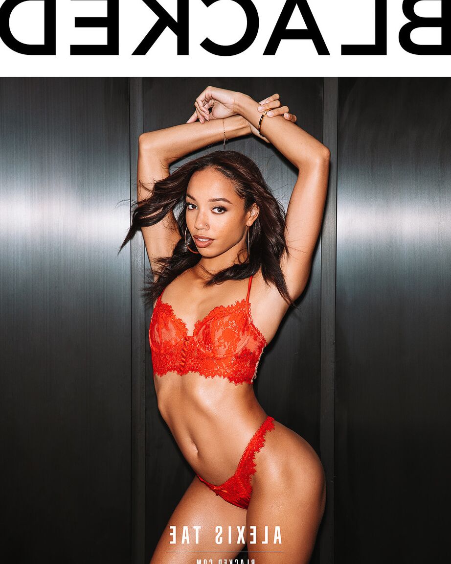 21P Gata morena em calcinha rendada Alexis Tae prova uma BBC antes do sexo quente
