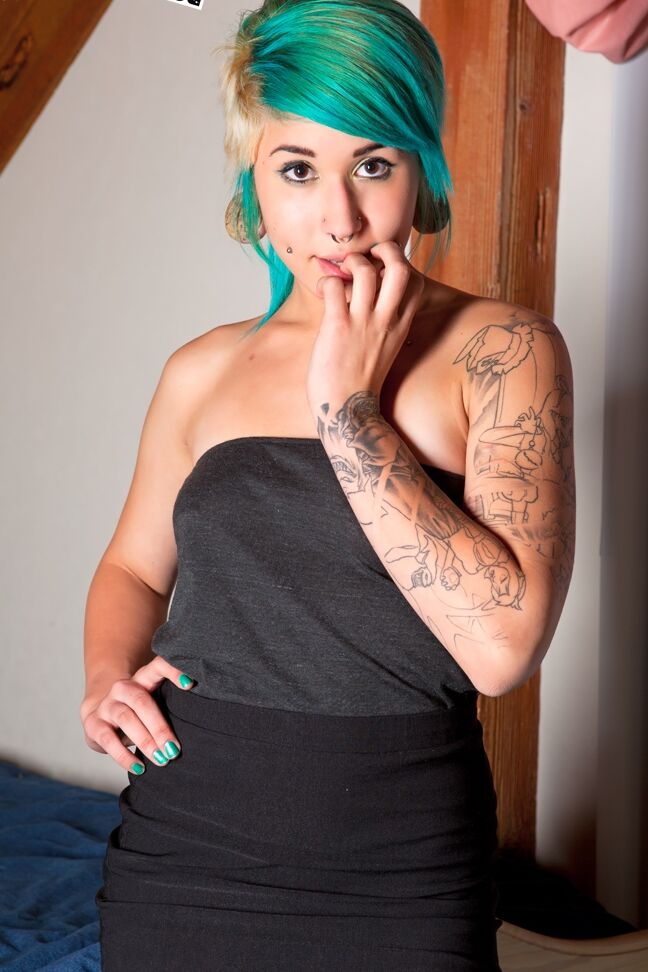 17P Gata fofa com piercing se despe na cama para mostrar sua buceta tatuada