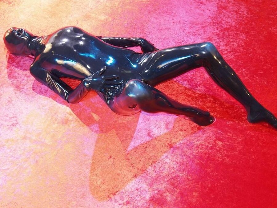 16P Images Rubber At The Return of the Latex Alien