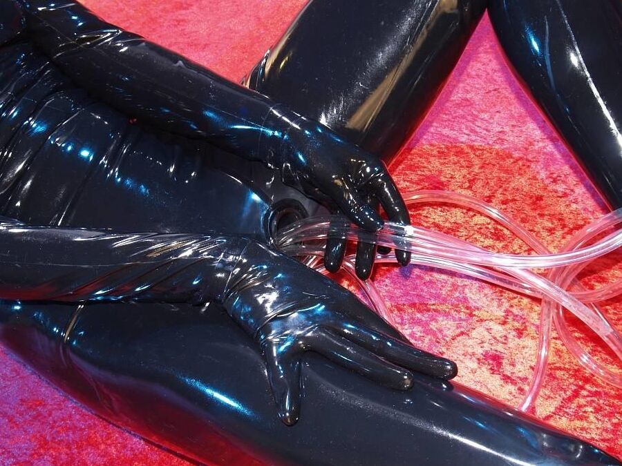 16P Images Rubber At The Return of the Latex Alien