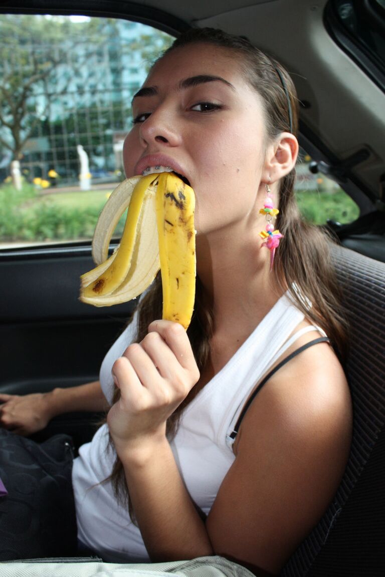 17P Garota colombiana gosta de bananas e pau duro esticando buceta apertada