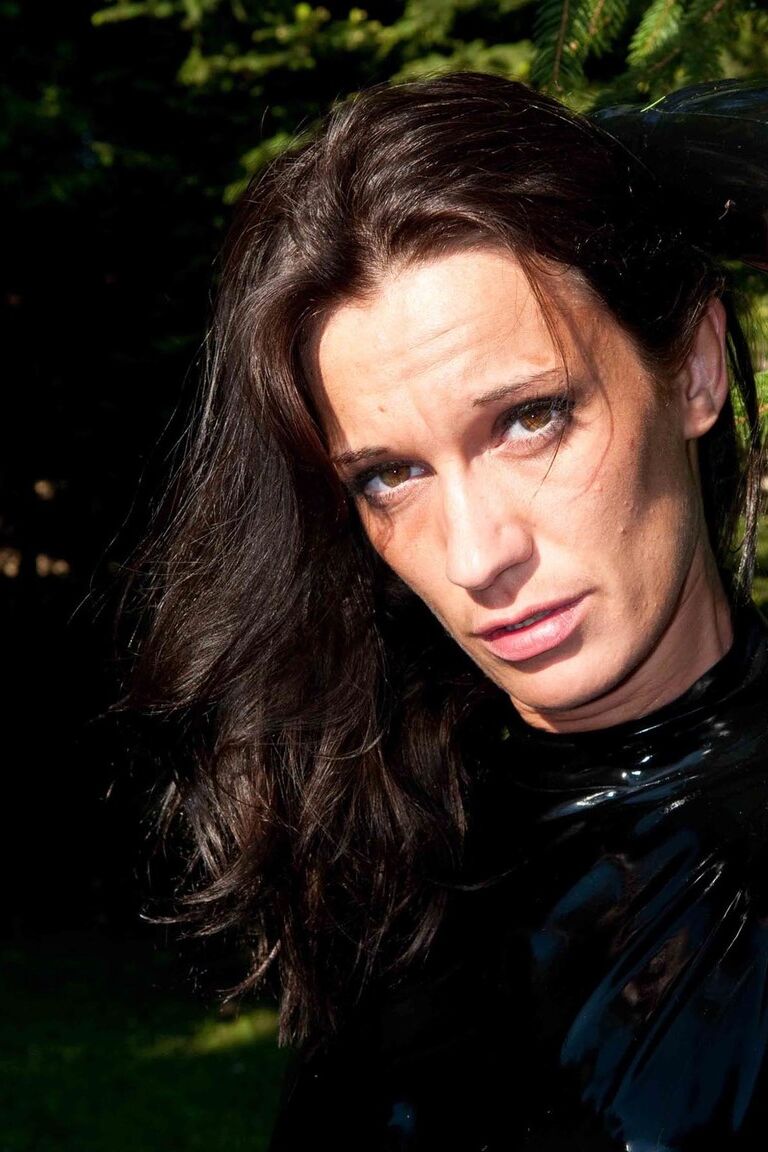 12P Lesbianas cachondas se tocan y follan al aire libre