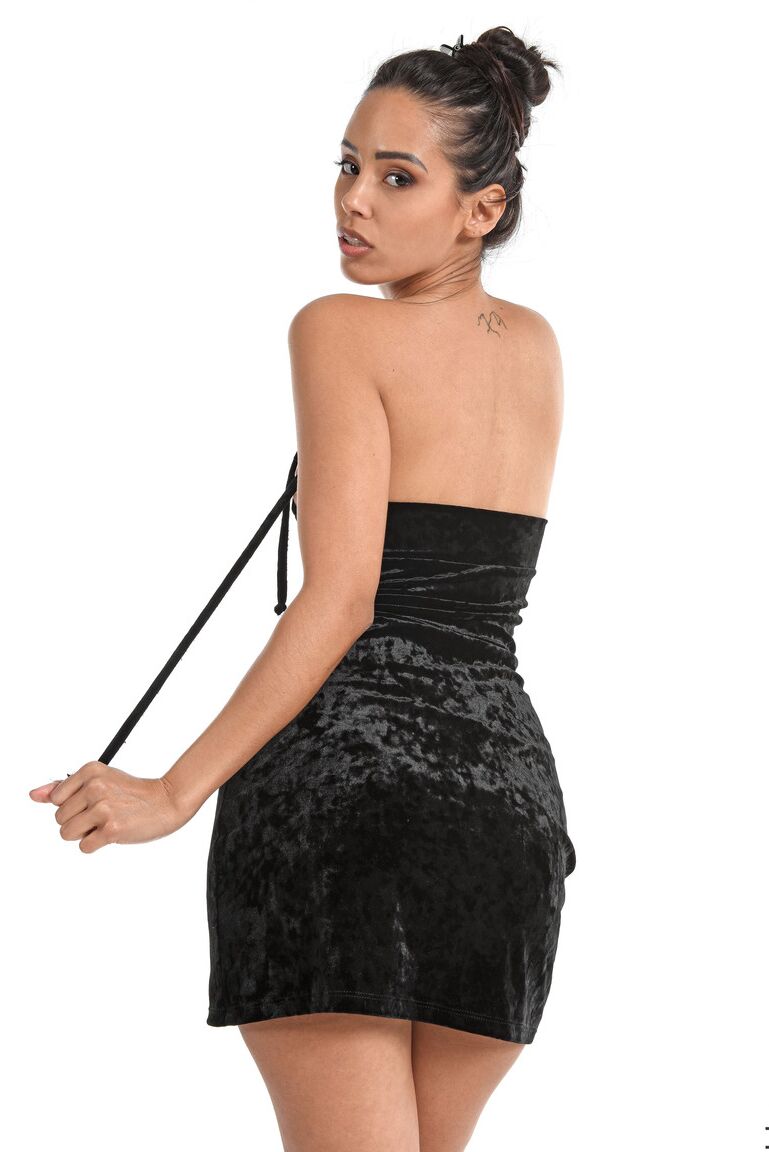 15P A garota solo Andreina Deluxe tira um vestidinho preto antes de brincar com sua buceta
