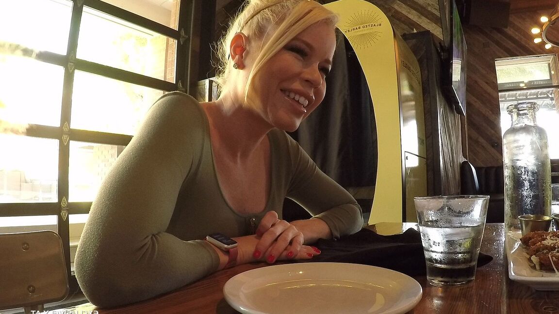 16P A vagabunda loira Nikki Delano ostenta um creampie e a boca cheia de esperma de um gangbang