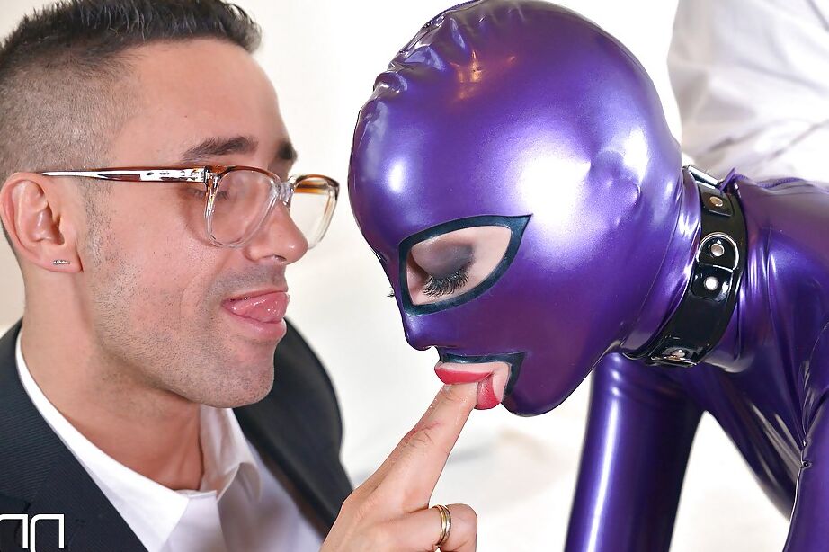 16P Sexo fetiche excêntrico com látex Lucy sentindo brinquedos sexuais inseridos na boceta