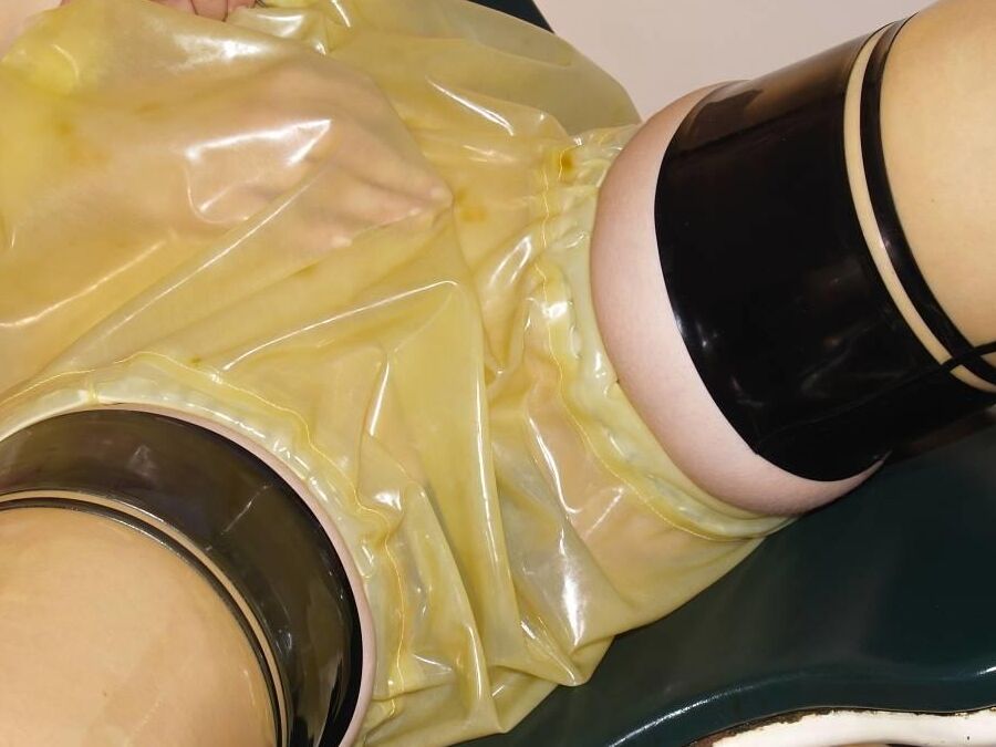 16P Bilder von Gummi bei Renee in transparentem Latex