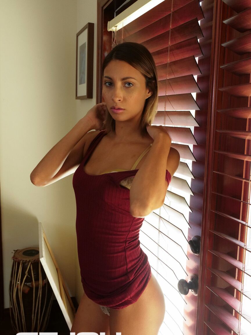 17P A mãe morena magra e gostosa Jade Jantzen enfia um vibrador de vidro dentro de sua bunda molhada
