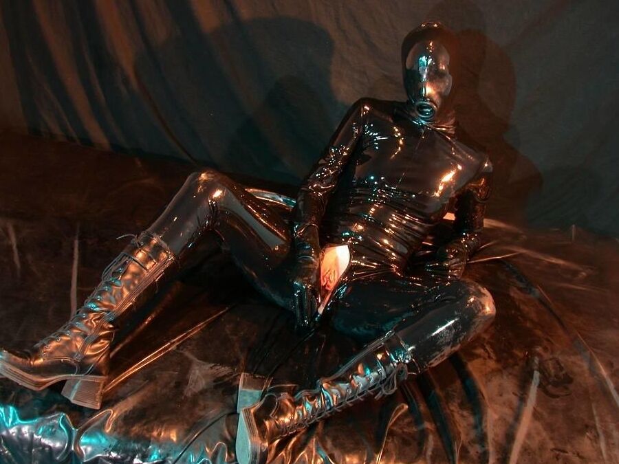 16P Images Rubber At The Latex Alien