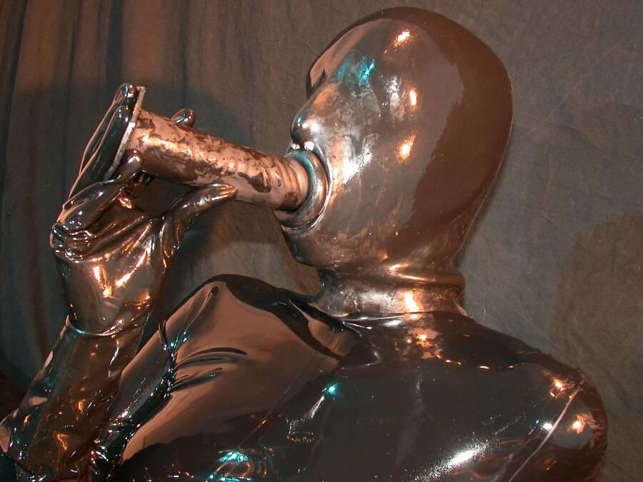 16P Images Rubber At The Latex Alien