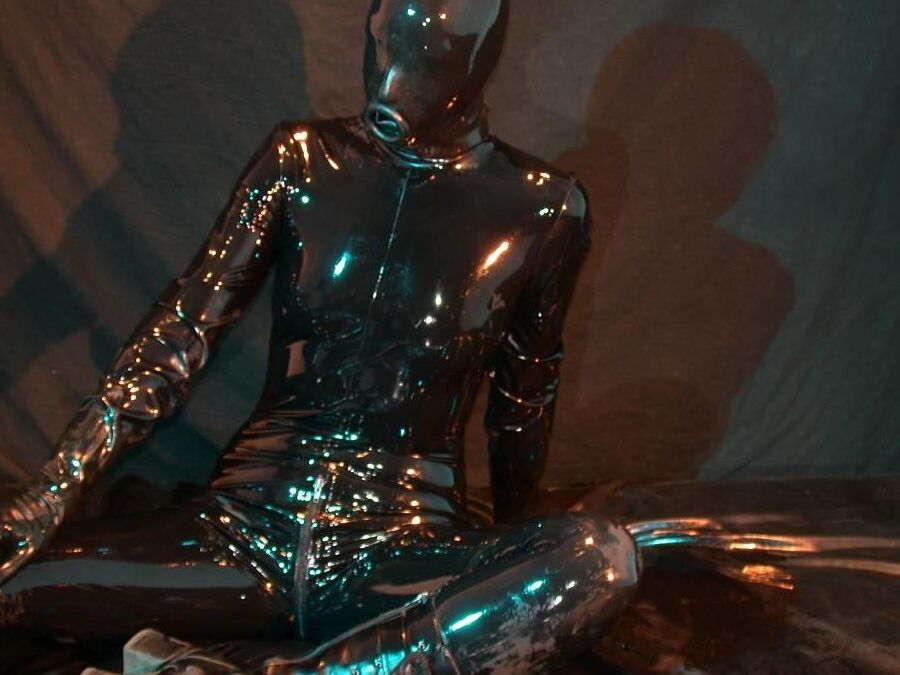 16P Images Rubber At The Latex Alien
