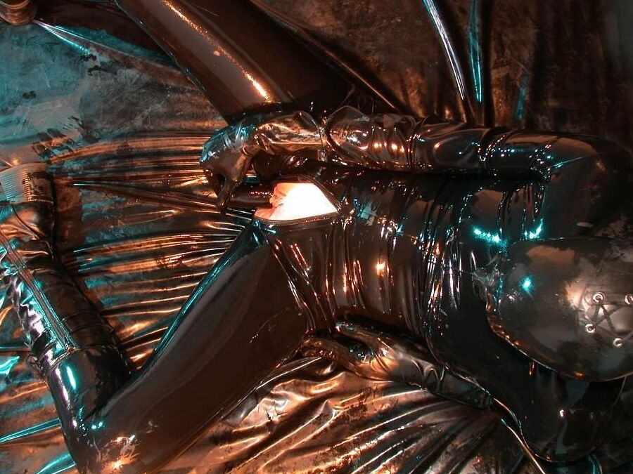 16P Images Rubber At The Latex Alien