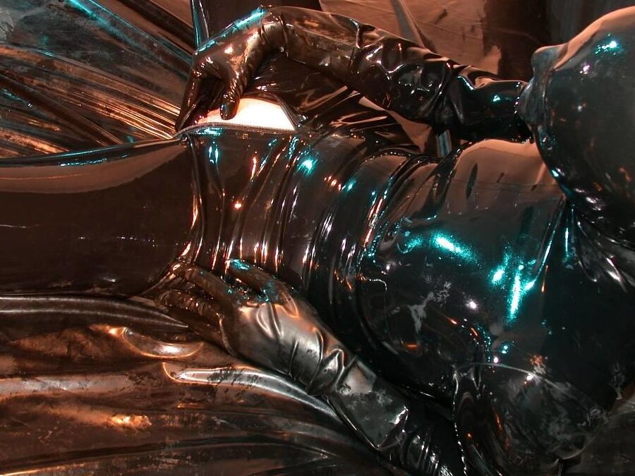 16P Images Rubber At The Latex Alien
