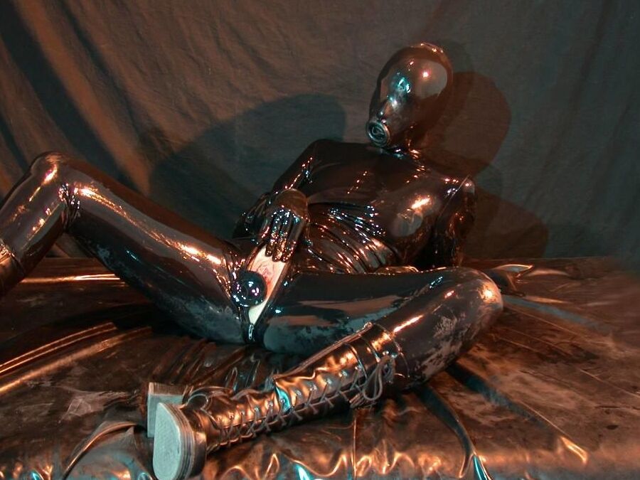 16P Images Rubber At The Latex Alien